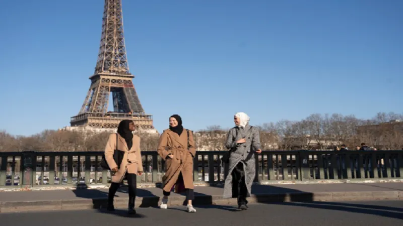 PlayBattleSquare Exploring Paris After Dark